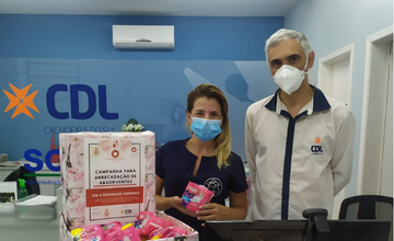 CDL realiza entrega absorventes doados em campanha.